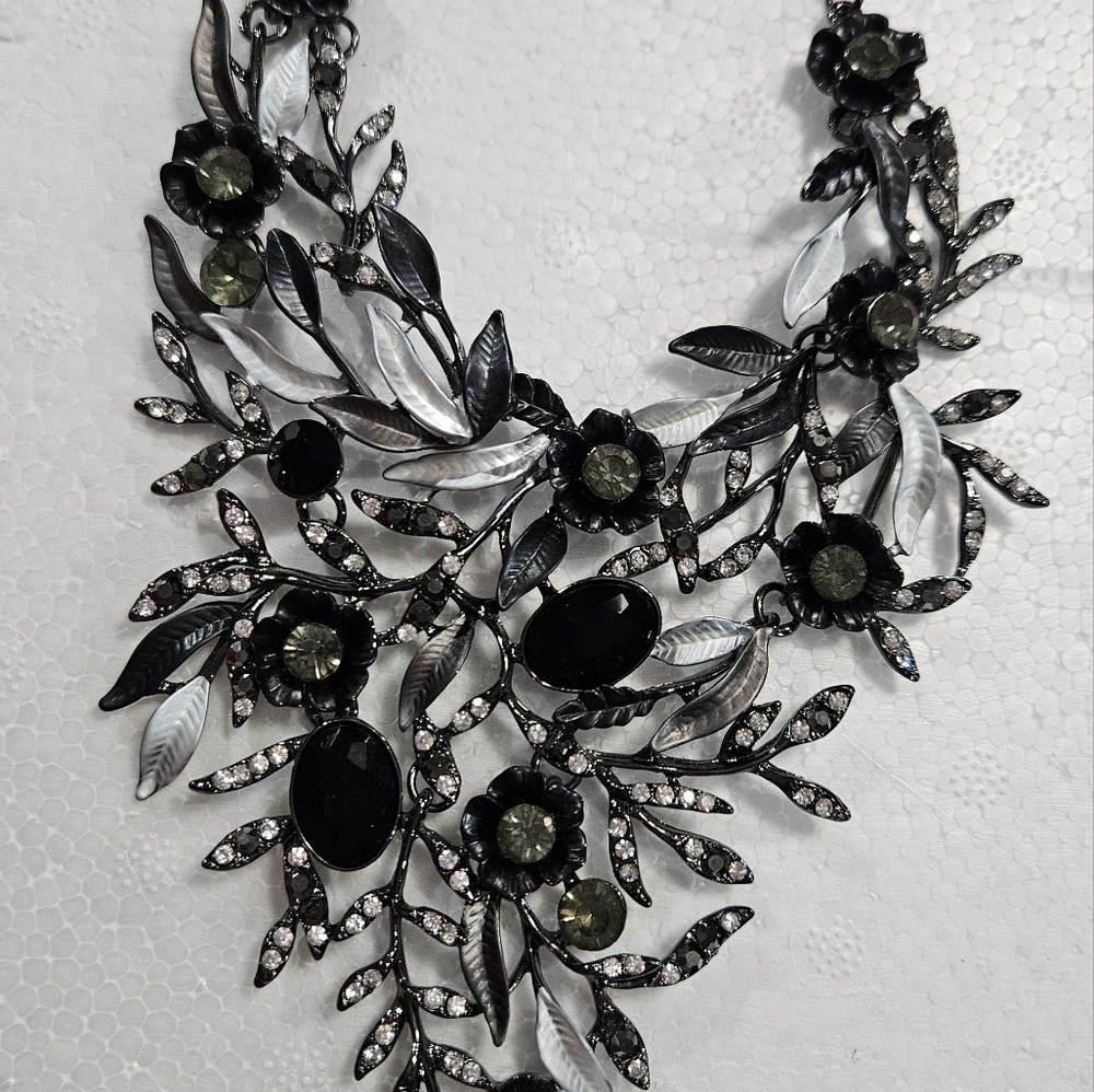 Elegant Black Floral Necklace And Earrings Set